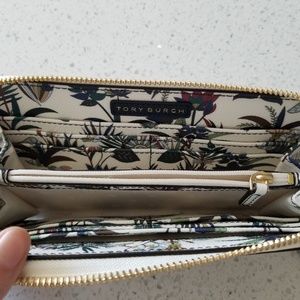 Tory Burch Bags - Tory Burch Utopia Print Wallet Tory Burch Bags - Tory Burch Utopia Print Wallet